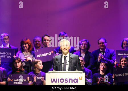 Gdansk, Polonia. Il 25 febbraio, 2019. Wiosna (molla) leader del partito Robert Biedron (C) prende parte alla convenzione elettorale in Stary Manez in Gdansk. Wiosna - il nuovo partito di ex sindaco di Slupsk, attivista LGBT e primo apertamente gay il parlamento polacco Stati Robert Biedron inizierà alle elezioni del Parlamento europeo nel maggio 2019. Credito: Vadim Pacajev/Alamy Live News Foto Stock