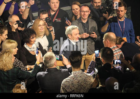 Gdansk, Polonia. Il 25 febbraio, 2019. Wiosna (molla) leader del partito Robert Biedron (C) prende parte alla convenzione elettorale in Stary Manez in Gdansk. Wiosna - il nuovo partito di ex sindaco di Slupsk, attivista LGBT e primo apertamente gay il parlamento polacco Stati Robert Biedron inizierà alle elezioni del Parlamento europeo nel maggio 2019. Credito: Vadim Pacajev/Alamy Live News Foto Stock