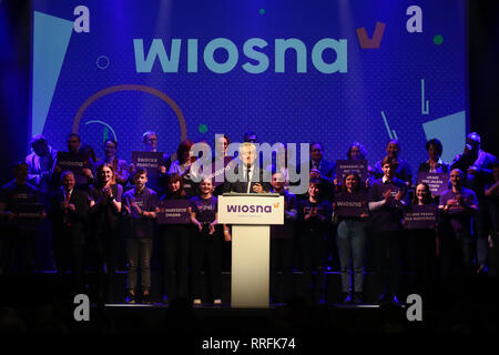 Gdansk, Polonia. Il 25 febbraio, 2019. Wiosna (molla) leader del partito Robert Biedron (C) prende parte alla convenzione elettorale in Stary Manez in Gdansk. Wiosna - il nuovo partito di ex sindaco di Slupsk, attivista LGBT e primo apertamente gay il parlamento polacco Stati Robert Biedron inizierà alle elezioni del Parlamento europeo nel maggio 2019. Credito: Vadim Pacajev/Alamy Live News Foto Stock