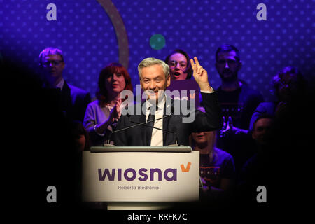 Gdansk, Polonia. Il 25 febbraio, 2019. Wiosna (molla) leader del partito Robert Biedron (C) prende parte alla convenzione elettorale in Stary Manez in Gdansk. Wiosna - il nuovo partito di ex sindaco di Slupsk, attivista LGBT e primo apertamente gay il parlamento polacco Stati Robert Biedron inizierà alle elezioni del Parlamento europeo nel maggio 2019. Credito: Vadim Pacajev/Alamy Live News Foto Stock