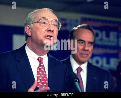 Nashua, New Hampshire, Stati Uniti d'America. Xvii Feb, 1996. Stati Uniti il senatore Phil Gramm (Repubblicano del Texas), sinistra, annuncia il suo avallo di noi il leader della maggioranza del Senato Bob Dole (Repubblicano del Kansas), a destra, un candidato per il Partito Repubblicano la nomina per il Presidente degli Stati Uniti a Manchester New Hampshire il 18 febbraio 1996 Credit: Ron Sachs/CNP/ZUMA filo/Alamy Live News Foto Stock