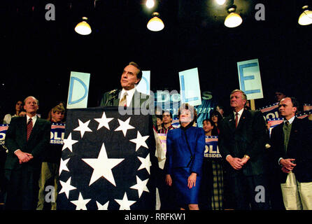 Nashua, New Hampshire, Stati Uniti d'America. Xvii Feb, 1996. Stati Uniti Il leader della maggioranza del Senato Bob Dole (Repubblicano del Kansas), un candidato per il Partito Repubblicano la nomina per il Presidente degli Stati Uniti, parla in un rally di Nashua, New Hampshire il 17 febbraio 1996. Elizabeth Dole guarda e si compiace della sua immediata sinistra Credito: Ron Sachs/CNP/ZUMA filo/Alamy Live News Foto Stock