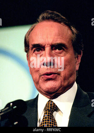 Nashua, New Hampshire, Stati Uniti d'America. Xvii Feb, 1996. Stati Uniti Il leader della maggioranza del Senato Bob Dole (Repubblicano del Kansas), un candidato per il Partito Repubblicano la nomina per il Presidente degli Stati Uniti, parla in un rally di Nashua, New Hampshire il 17 febbraio 1996 Credit: Ron Sachs/CNP/ZUMA filo/Alamy Live News Foto Stock