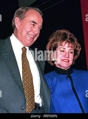 Nashua, New Hampshire, Stati Uniti d'America. Xvii Feb, 1996. Stati Uniti Il leader della maggioranza del Senato Bob Dole (Repubblicano del Kansas), un candidato per il Partito Repubblicano la nomina per il Presidente degli Stati Uniti, e sua moglie Elisabetta dopo egli ha parlato in un rally di Nashua, New Hampshire il 17 febbraio 1996. Credito: Ron Sachs/CNP/ZUMA filo/Alamy Live News Foto Stock