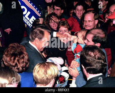 Nashua, New Hampshire, Stati Uniti d'America. Xvii Feb, 1996. Stati Uniti Il leader della maggioranza del Senato Bob Dole (Repubblicano del Kansas), un candidato per il Partito Repubblicano la nomina per il Presidente degli Stati Uniti, saluta i membri del pubblico dopo aver parlato in un rally di Nashua, New Hampshire il 17 febbraio 1996 Credit: Ron Sachs/CNP/ZUMA filo/Alamy Live News Foto Stock