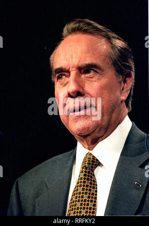 Nashua, New Hampshire, Stati Uniti d'America. Xvii Feb, 1996. Stati Uniti Il leader della maggioranza del Senato Bob Dole (Repubblicano del Kansas), un candidato per il Partito Repubblicano la nomina per il Presidente degli Stati Uniti, parla in un rally di Nashua, New Hampshire il 17 febbraio 1996 Credit: Ron Sachs/CNP/ZUMA filo/Alamy Live News Foto Stock