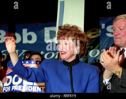 Nashua, New Hampshire, Stati Uniti d'America. Xvii Feb, 1996. Elizabeth Dole campagne per suo marito, Stati Uniti Il leader della maggioranza del Senato Bob Dole (Repubblicano del Kansas), un candidato per il Partito Repubblicano la nomina per il Presidente degli Stati Uniti, in un rally di Nashua, New Hampshire il 17 febbraio 1996 Credit: Ron Sachs/CNP/ZUMA filo/Alamy Live News Foto Stock