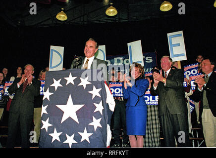 Nashua, New Hampshire, Stati Uniti d'America. Xvii Feb, 1996. Stati Uniti Il leader della maggioranza del Senato Bob Dole (Repubblicano del Kansas), un candidato per il Partito Repubblicano la nomina per il Presidente degli Stati Uniti, parla in un rally di Nashua, New Hampshire il 17 febbraio 1996. Elizabeth Dole guarda e si compiace della sua immediata sinistra Credito: Ron Sachs/CNP/ZUMA filo/Alamy Live News Foto Stock