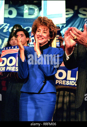 Nashua, New Hampshire, Stati Uniti d'America. Xvii Feb, 1996. Elizabeth Dole campagne per suo marito, Stati Uniti Il leader della maggioranza del Senato Bob Dole (Repubblicano del Kansas), un candidato per il Partito Repubblicano la nomina per il Presidente degli Stati Uniti, in un rally di Nashua, New Hampshire il 17 febbraio 1996 Credit: Ron Sachs/CNP/ZUMA filo/Alamy Live News Foto Stock