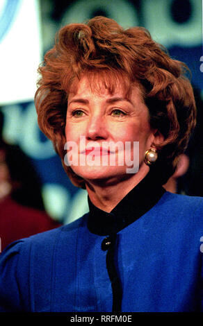 Nashua, New Hampshire, Stati Uniti d'America. Xvii Feb, 1996. Elizabeth Dole campagne per suo marito, Stati Uniti Il leader della maggioranza del Senato Bob Dole (Repubblicano del Kansas), un candidato per il Partito Repubblicano la nomina per il Presidente degli Stati Uniti, in un rally di Nashua, New Hampshire il 17 febbraio 1996 Credit: Ron Sachs/CNP/ZUMA filo/Alamy Live News Foto Stock