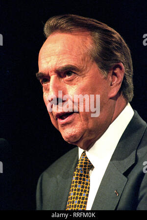 Nashua, New Hampshire, Stati Uniti d'America. Xvii Feb, 1996. Stati Uniti Il leader della maggioranza del Senato Bob Dole (Repubblicano del Kansas), un candidato per il Partito Repubblicano la nomina per il Presidente degli Stati Uniti, parla in un rally di Nashua, New Hampshire il 17 febbraio 1996 Credit: Ron Sachs/CNP/ZUMA filo/Alamy Live News Foto Stock