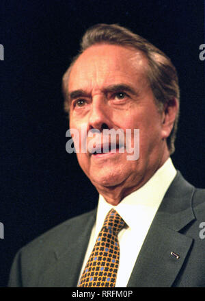 Nashua, New Hampshire, Stati Uniti d'America. Xvii Feb, 1996. Stati Uniti Il leader della maggioranza del Senato Bob Dole (Repubblicano del Kansas), un candidato per il Partito Repubblicano la nomina per il Presidente degli Stati Uniti, parla in un rally di Nashua, New Hampshire il 17 febbraio 1996 Credit: Ron Sachs/CNP/ZUMA filo/Alamy Live News Foto Stock