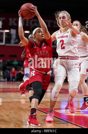 Piscataway, New Jersey, USA. Il 25 febbraio, 2019. Rutgers Scarlet Knights guard CHARISE WILSON (3) rigidi per il cesto contro il Wisconsin Badgers in un gioco al Rutgers Athletic Center. Credito: Joel Plummer/ZUMA filo/Alamy Live News Foto Stock