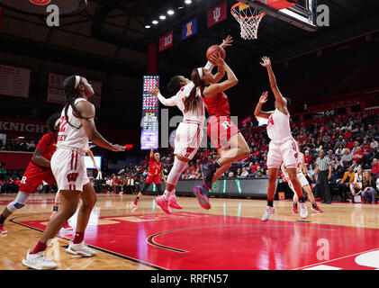 Piscataway, New Jersey, USA. Il 25 febbraio, 2019. Rutgers Scarlet Knights guard ARELLA GUIRANTES (24) rigidi per il cesto contro il Wisconsin Badgers in un gioco al Rutgers Athletic Center. Credito: Joel Plummer/ZUMA filo/Alamy Live News Foto Stock