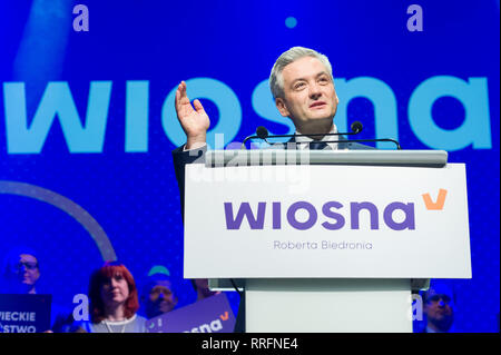 Gdansk, Polonia. Il 25 febbraio, 2019. Robert Biedron, leader e fondatore di Wiosna (molla), il Polacco social-democratico e pro-partito politico europeo durante la convenzione regionale di Danzica, Polonia. 25 febbraio 2019: Credito Wojciech Strozyk/Alamy Live News Foto Stock