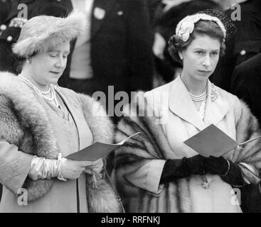 2 giugno 1954 - Epsom, England, Regno Unito - (L-R) QUEEN ELIZABETH la regina madre, 53, e di sua figlia la regina Elisabetta II, 28, discutere la Queen's cavallo Landau le probabilità come essi guardare la sfilata prima l'Epsom Derby. Il Derby è iniziato nel 1780, dal momento che quando essa è sempre stata una evidenza di carattere culturale e sportivo calendario e attrae una vasta folla di racegoers da ogni livello della società britannica. Notevole racing fan la Regina è un visitatore regolare. Vi è una storia che una volta come un bambino la Regina Elisabetta II è stato chiesto che cosa avrebbe più simili a diventare. Prontamente rispose: ''un cavallo.'' La Q Foto Stock