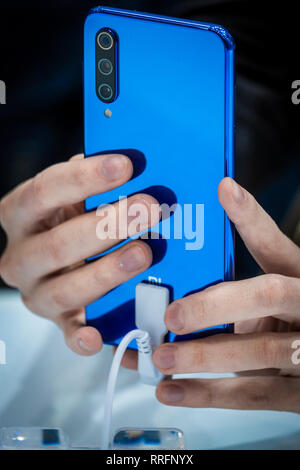 Il nuovo colore blu modello di Xiaomi 9 è visto durante la MWC2019. La MWC2019 Mobile World Congress apre le sue porte per presentare le ultime novità dei produttori di telefoni intelligenti. La presenza di dispositivi pronti a gestire il 5G delle comunicazioni è stato il tratto distintivo di questa edizione. Foto Stock