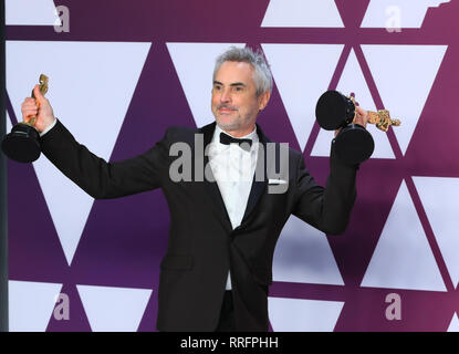 Pechino, USA. 24 Febbraio, 2019. Alfonso Cuaron, vincitore del Best Director Award per "Roma", pone per le foto in sala stampa durante la 91Academy Awards, o l'Oscar, al Dolby Theatre di Los Angeles, Stati Uniti nel febbraio 24, 2019. È stata la terza vittoria per il film dopo la sua vittoria nelle categorie di Miglior Film in lingua straniera e la migliore cinematografia. Credito: Li Ying/Xinhua/Alamy Live News Foto Stock