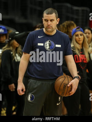 Los Angeles, CA, Stati Uniti d'America. Il 25 febbraio, 2019. Dallas assistant coach Mike Weinar prima di Dallas Mavericks vs Los Angeles Clippers a Staples Center il 25 febbraio 2019. (Foto di Jevone Moore) Credito: csm/Alamy Live News Foto Stock