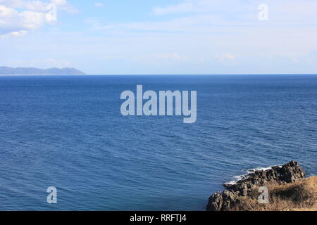 Hakodate, Hakodate, Cina. 26 Febbraio, 2019. Cape Tachimachi-misaki è famosa per la sua vista panoramica della costa Omorihama e splendide scogliere a strisce alla base del Mt.Hakodate in Hakodate, Hokkaido, Giappone. Credito: SIPA Asia/ZUMA filo/Alamy Live News Foto Stock