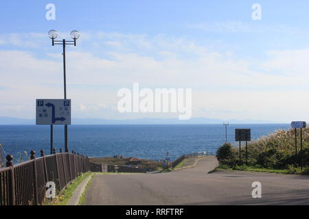 Hakodate, Hakodate, Cina. 26 Febbraio, 2019. Cape Tachimachi-misaki è famosa per la sua vista panoramica della costa Omorihama e splendide scogliere a strisce alla base del Mt.Hakodate in Hakodate, Hokkaido, Giappone. Credito: SIPA Asia/ZUMA filo/Alamy Live News Foto Stock