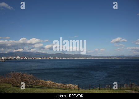 Hakodate, Hakodate, Cina. 26 Febbraio, 2019. Cape Tachimachi-misaki è famosa per la sua vista panoramica della costa Omorihama e splendide scogliere a strisce alla base del Mt.Hakodate in Hakodate, Hokkaido, Giappone. Credito: SIPA Asia/ZUMA filo/Alamy Live News Foto Stock