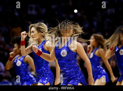 Los Angeles, California, USA. Il 25 febbraio, 2019. Los Angeles Clippers cheerleaders eseguire durante un'NBA Basketball gioco tra Los Angeles Clippers e Dallas Mavericks Lunedì, febbraio 25, 2019 a Los Angeles. Credito: Ringo Chiu/ZUMA filo/Alamy Live News Foto Stock