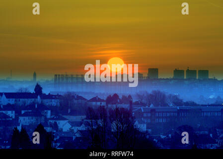 Glasgow, Scotland, Regno Unito 26th, febbraio 2019 UK Meteo : freddo misty la polvere del Sahara cielo nebbioso inizio molto ad un giorno di sole come l'alba a caldo si mescola con il gelo di terra da una notte di cielo chiaro sul West End della città.. Credito traghetto Gerard/Alamy Live News Foto Stock