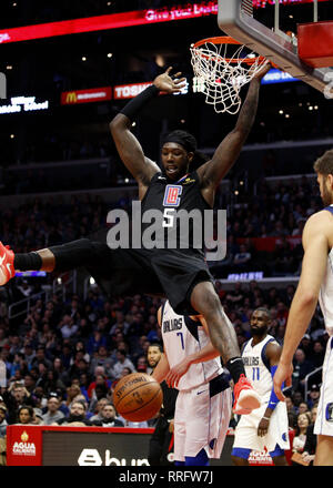 Los Angeles, California, USA. Il 25 febbraio, 2019. Los Angeles Clippers' Montrezl Harrell (5) schiacciate durante un'NBA Basketball gioco tra Los Angeles Clippers e Dallas Mavericks Lunedì, febbraio 25, 2019 a Los Angeles. Credito: Ringo Chiu/ZUMA filo/Alamy Live News Foto Stock