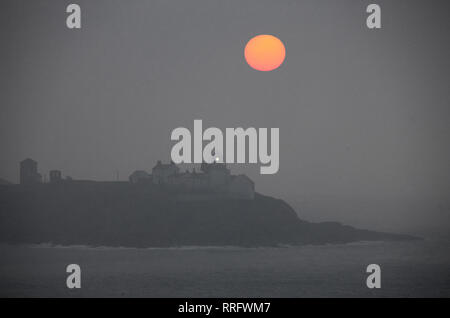 Roches Point, Cork, Irlanda. Il 26 febbraio, 2019. Nebbia mattutina inizia a dissipare il calore dal sorgere del sole al punto di Roches, Co. Cork, Irlanda. Credito: David Creedon/Alamy Live News Foto Stock