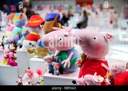 (190226) -- PECHINO, febbraio 26, 2019 (Xinhua) -- giocattoli imbottiti sono visti presso lo stand di Ty Inc. durante la 116annuale di North American International Toy Fair a Jacob K. Javits Convention Center di New York, gli Stati Uniti, nel febbraio 19, 2019. (Xinhua/Wang Ying) Foto Stock