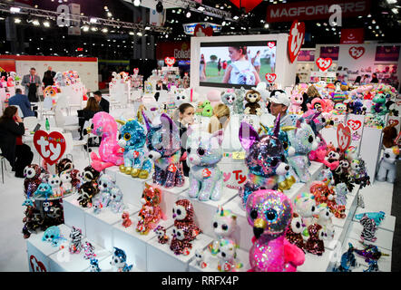 (190226) -- PECHINO, febbraio 26, 2019 (Xinhua) -- i visitatori guardano giocattoli imbottiti presso lo stand di Ty Inc. durante la 116annuale di North American International Toy Fair a Jacob K. Javits Convention Center di New York, gli Stati Uniti, nel febbraio 19, 2019. (Xinhua/Wang Ying) Foto Stock