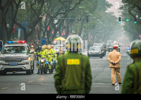 Hanoi, Vietnam. 26 Febbraio, 2019. Kim Jong delle Nazioni Unite per il giro della Papamobile arriva al Melia Hotel sotto sorveglianza dalla polizia vietnamita. La Corea del Nord è arrivato righello in Vietnam un giorno prima della REPUBBLICA DEMOCRATICA POPOLARE DI COREA-USA Vertice di Hanoi, il secondo incontro tra il presidente statunitense Donald Trump e Kim, prevista per il 27-28 febbraio a Hanoi. Credito: barbara cameron pix/Alamy Live News Foto Stock