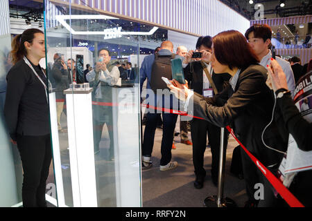 Barcellona, Spagna. 26 Febbraio, 2019. Visitatori fotografare il nuovo Huawei Mate X, uno smartphone con un display pieghevole che si erge in una vetrina di vetro al Mobile World Congress. Credito: Clara Margais/dpa/Alamy Live News Foto Stock