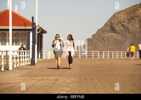 Aberystwyth Ceredigion Wales UK, martedì 26 febbraio 2019. Regno Unito Meteo: la gente sulla spiaggia e il lungomare di Aberystwyth - La scuola durante il termine di metà settimana in Galles - rendendo la maggior parte dell'incredibilmente caldo e soleggiato . Ieri la zona circostante il paese conobbe il più caldo mai recored febbraio le temperature nel Regno Unito, raggiungendo 20,3 ºC a Trawsgoed circa 5 miglia di navigazione Photo credit: keith morris/Alamy Live News Foto Stock