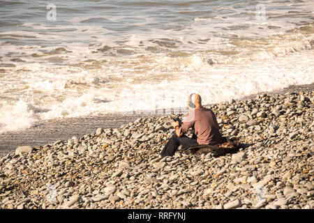 Aberystwyth Ceredigion Wales UK, martedì 26 febbraio 2019. Regno Unito Meteo: la gente sulla spiaggia e il lungomare di Aberystwyth - La scuola durante il termine di metà settimana in Galles - rendendo la maggior parte dell'incredibilmente caldo e soleggiato . Ieri la zona circostante il paese conobbe il più caldo mai recored febbraio le temperature nel Regno Unito, raggiungendo 20,3 ºC a Trawsgoed circa 5 miglia di navigazione Photo credit: keith morris/Alamy Live News Foto Stock