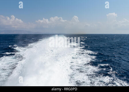 Sentiero dell'acqua la formazione di schiuma dietro un traghetto nel Mare Egeo. La Grecia. Concetto di vacanza Foto Stock