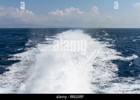 Sentiero dell'acqua la formazione di schiuma dietro un traghetto nel Mare Egeo. La Grecia. Concetto di vacanza Foto Stock