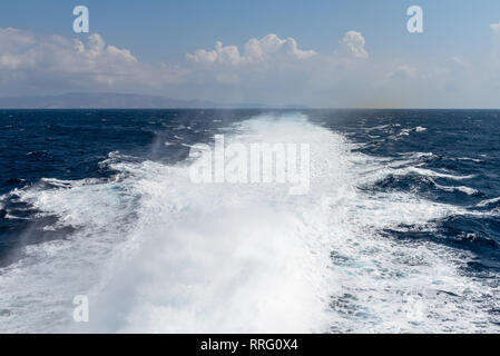 Sentiero dell'acqua la formazione di schiuma dietro un traghetto nel Mare Egeo. La Grecia. Concetto di vacanza Foto Stock