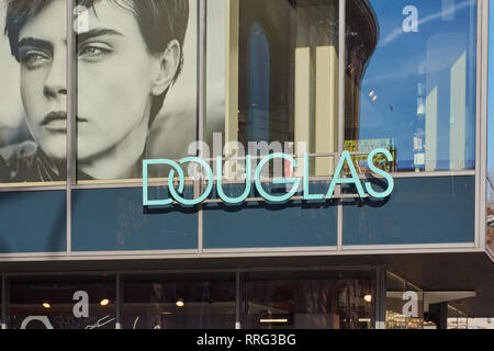 Mainz, Germania - 25 Feb - 2019: il Logo cartello sulla vetrina di un negozio di Douglas. Douglas GmbH è un tedesco di profumi e cosmetici dettagliante Foto Stock