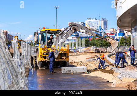 Saint Petersburg, Russia - 7 Agosto 2018: i lavoratori la posa di cordolo su una strada di città in estate giornata di sole Foto Stock