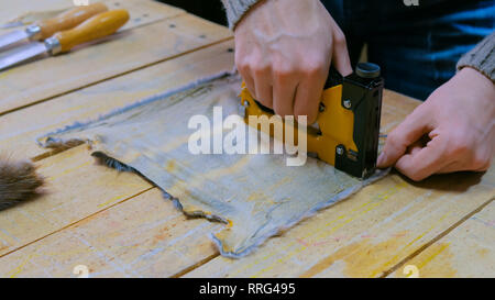 Skinner lavora con Pelliccia di Visone pelle Foto Stock