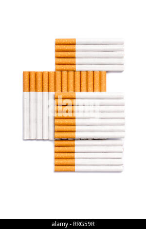 Le sigarette in forma di croce forma. Immagine concettuale di un no smoking idea isolati su sfondo bianco. Foto Stock