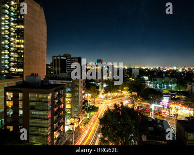 Scena notturna di Città del Messico CDMX da un tetto in Hipodromo Condesa Foto Stock