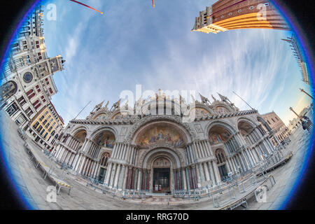 Una Vista fisheye del la Basilica di San Marco a Venezia. Da una serie di foto di viaggio in Italia. Foto Data: martedì 12 febbraio, 2019. Foto: Roger Garfield Foto Stock