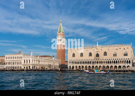 Viste del Campanile di San Marco e il Palazzo Ducale a Venezia. Da una serie di foto di viaggio in Italia. Data foto: Lunedì 11 Febbraio, 2019. Foto: R Foto Stock