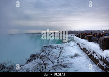 Inverno idillio congelati a ferro di cavallo cade, il lato canadese delle Cascate del Niagara, vista che mostra come anche Fiume Niagara superiore Foto Stock