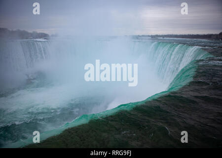 Inverno idillio congelati a ferro di cavallo cade, il lato canadese delle Cascate del Niagara, vista che mostra come anche Fiume Niagara superiore Foto Stock