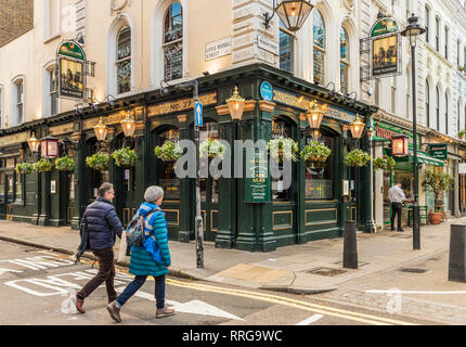 L'Aratro pub nel quartiere di Bloomsbury a Londra, Inghilterra, Regno Unito, Europa Foto Stock