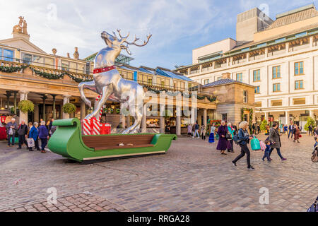 Natale nel mercato di Covent Garden di Londra, Inghilterra, Regno Unito, Europa Foto Stock